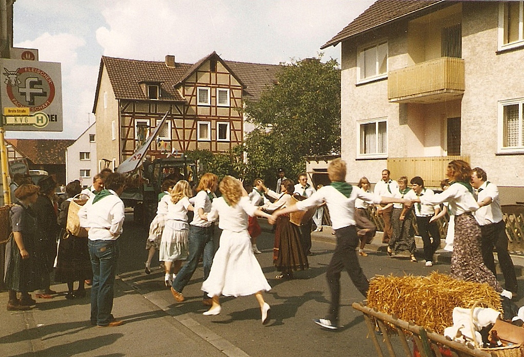 Die Tischtennis-Kirmes 1982 in der unteren Dorfstraße. Die Tischtennis-Kirmes 1982 in der unteren Dorfstraße.